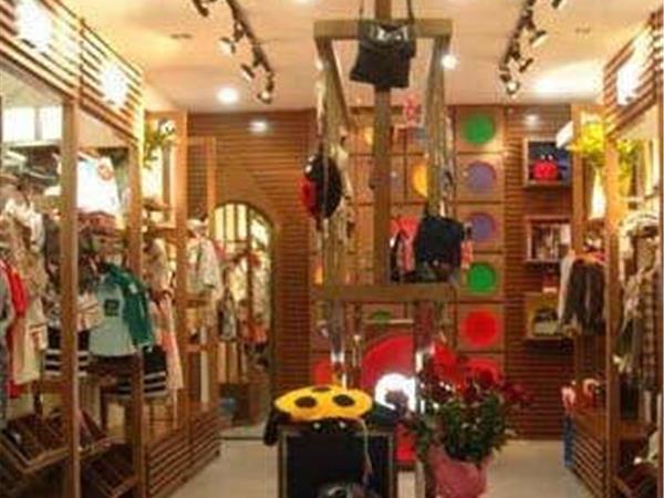 百乐比童装店铺展示