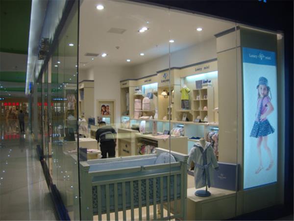 路西·米儿童装店铺展示