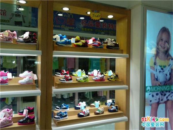 早晨童装店铺展示