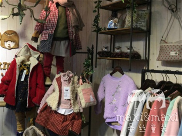 曼丝童装店铺展示