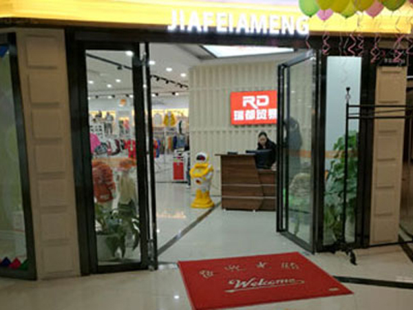 加菲A梦童装店铺展示