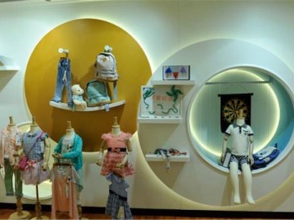 比比安童装店铺展示