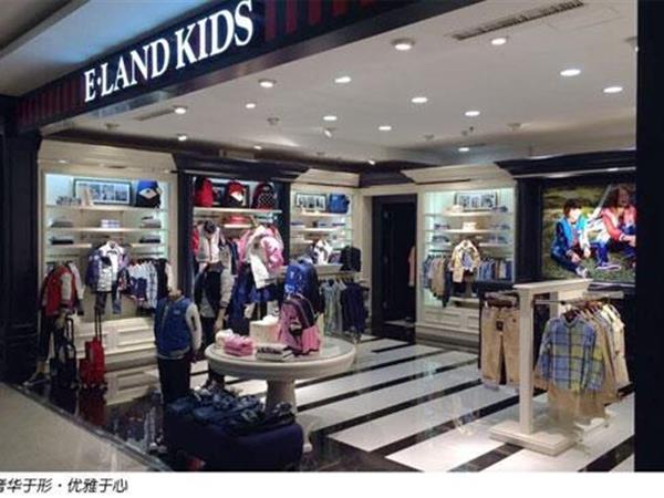 依恋童装店铺展示