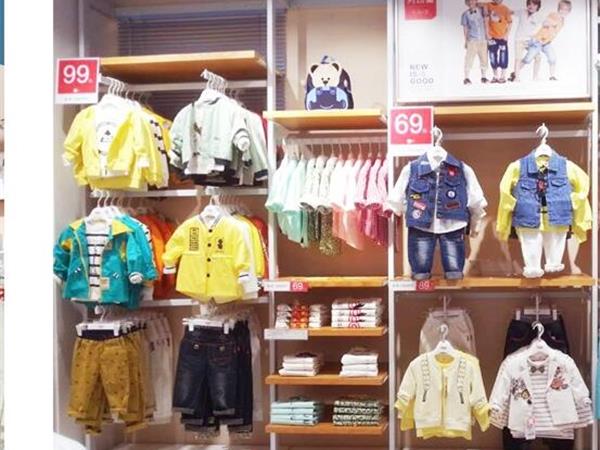 七彩摇篮童装店铺展示