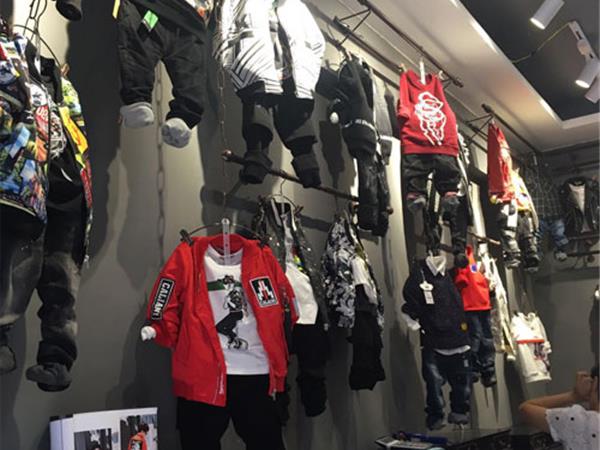 酷比小捍马童装店铺展示