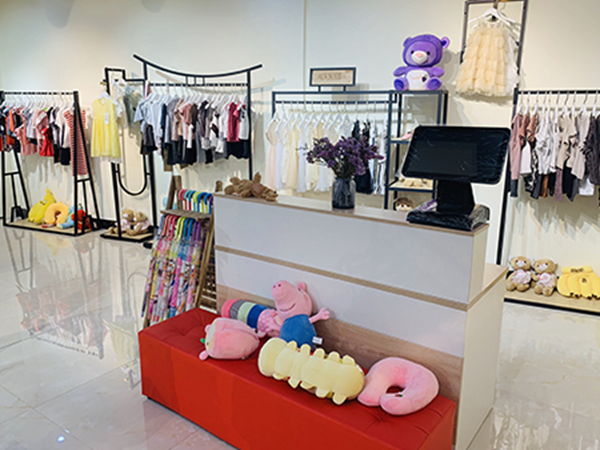 宠来宠趣童装店铺展示