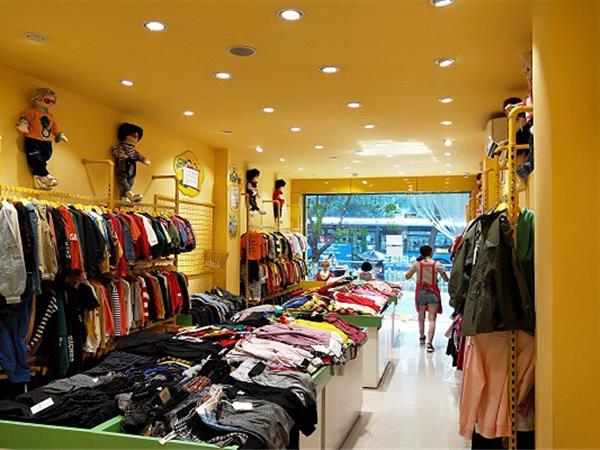 爱尚哆哆咪童装店铺展示