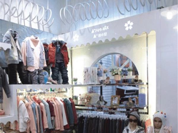 优の诚童装店铺展示