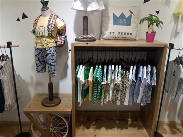 哈罗·俏童装店铺展示