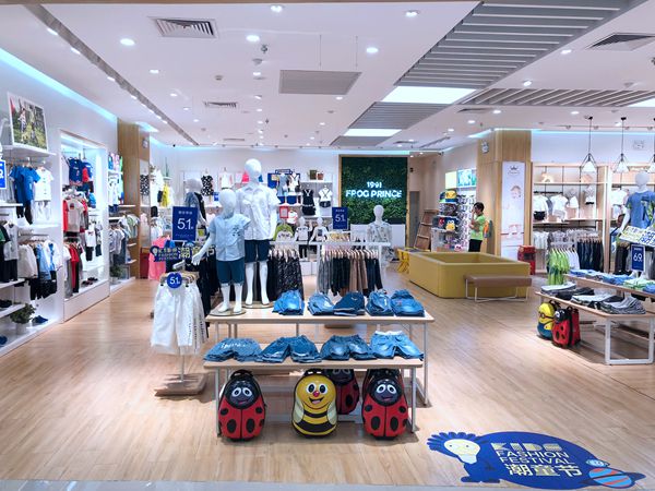 青蛙王子童装店铺展示