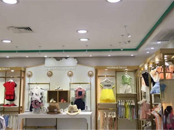 彩红森林童装店铺展示