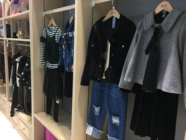 布童凡想童装店铺展示