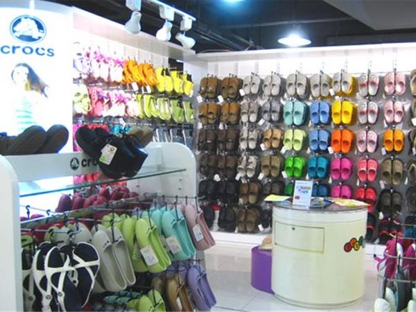 卡骆驰童装店铺展示