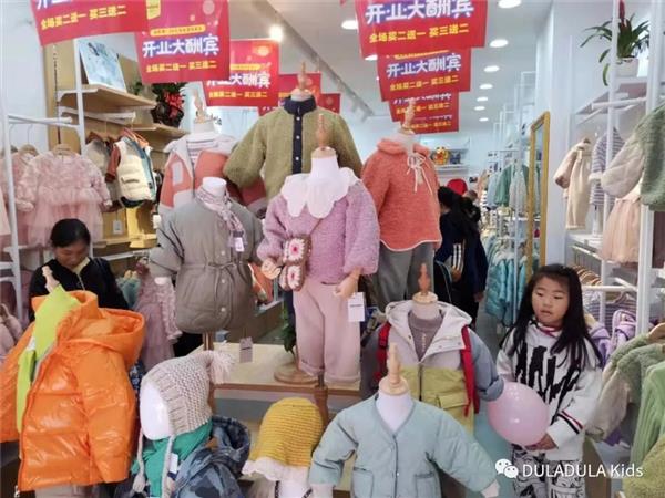 红翅鸟童装店铺展示