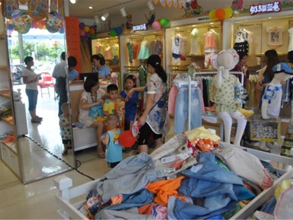 虹猫蓝兔童装店铺展示