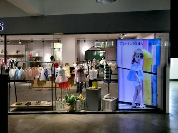 褆米童装店铺展示