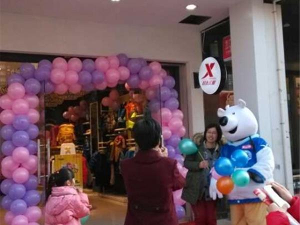 特步儿童童装店铺展示