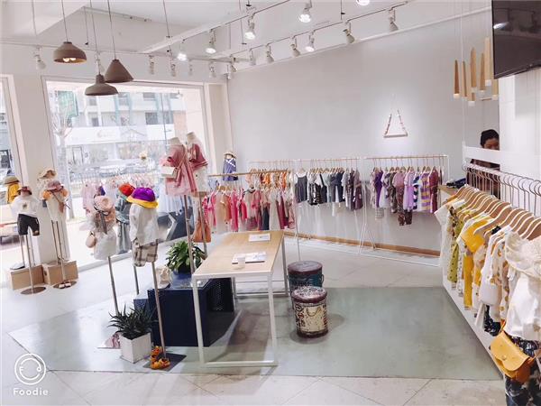 洛小米童装店铺展示