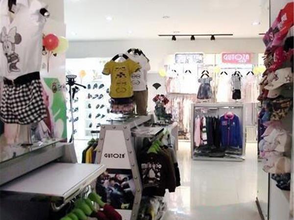 光头仔童装店铺展示