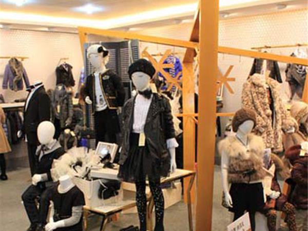唯路易童装店铺展示