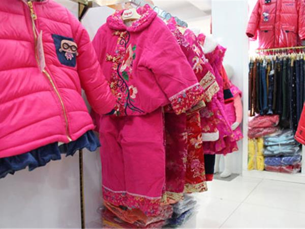 缤果贝琦童装店铺展示
