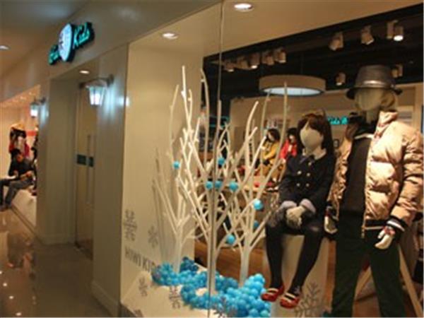海崴童装店铺展示