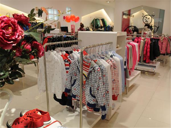 咔咔小象童装店铺展示