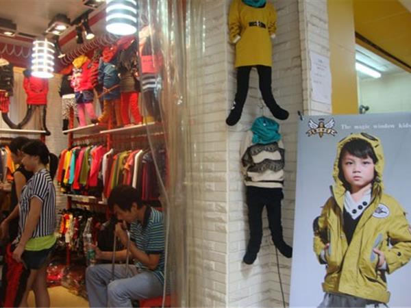 魔法橱窗童装店铺展示