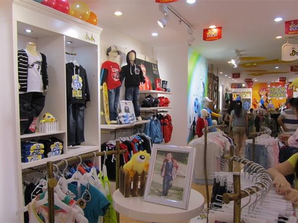 早晨童装店铺展示