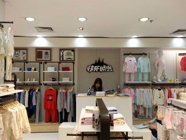 快乐城堡童装店铺展示