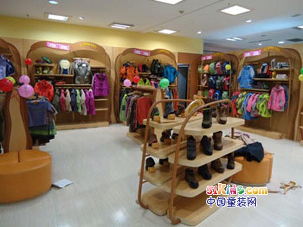 垦牧童装店铺展示