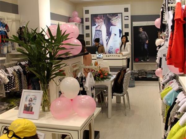 卡姿果果童装店铺展示