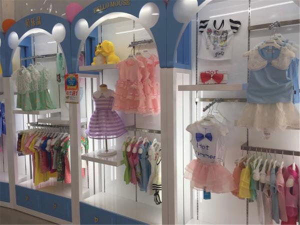 贝乐鼠童装店铺展示