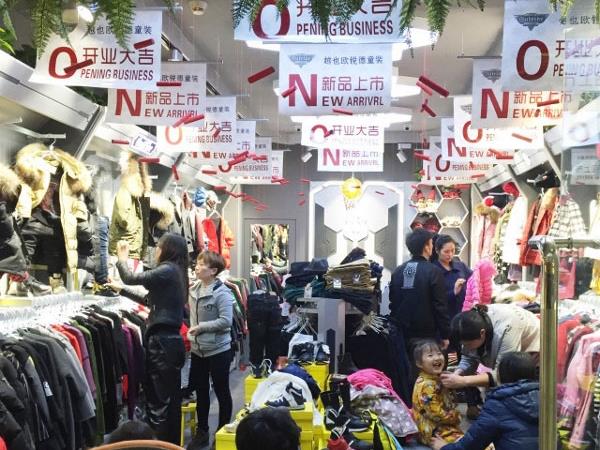 越也童装店铺展示