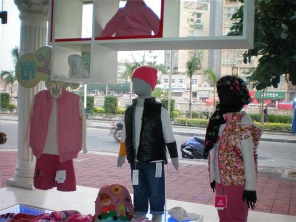 久之美童装店铺展示