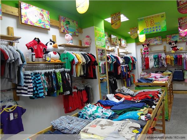 爱宝屋童装店铺展示