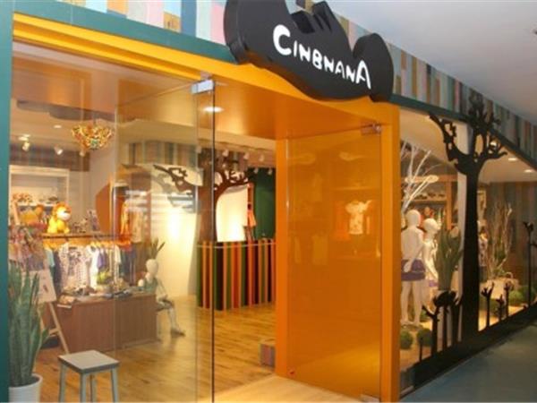 辛巴呐呐童装店铺展示