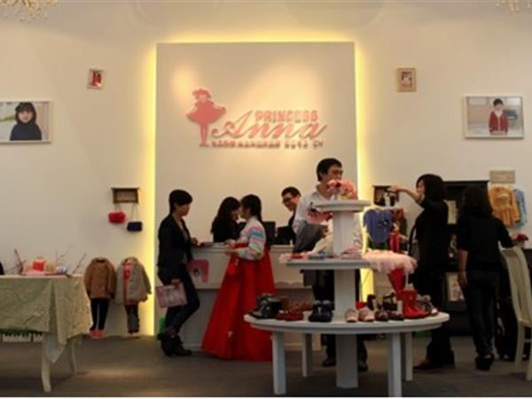 公主安娜童装店铺展示
