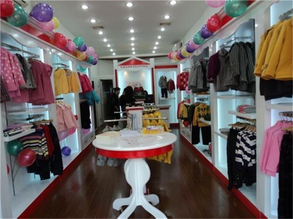 姗可诗格文童装店铺展示