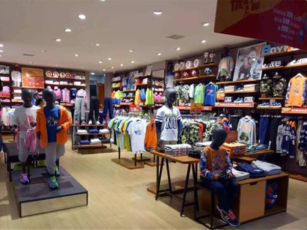 安踏童装店铺展示