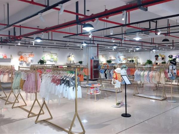 童童抢童装店铺展示