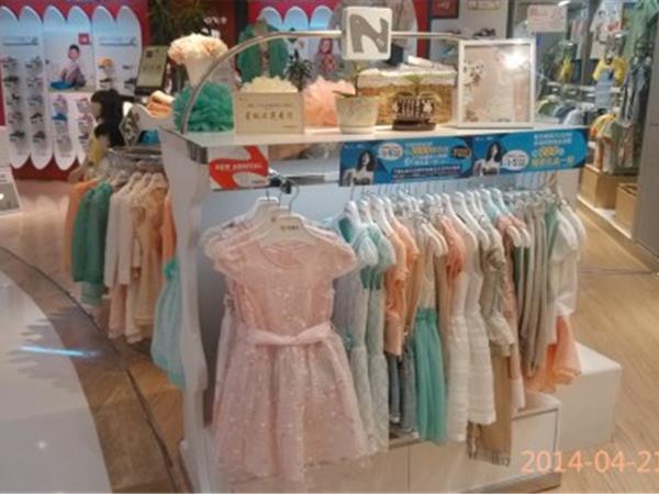 乐鲨童装店铺展示