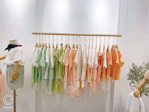 昕季雨童装店铺展示
