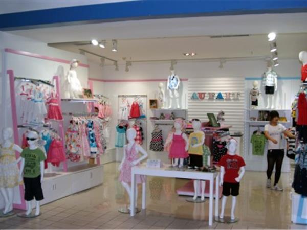 偶飞童装店铺展示