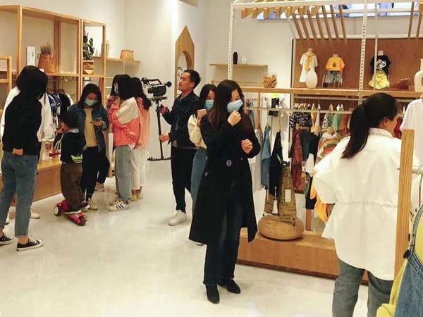 朴与素童装店铺展示