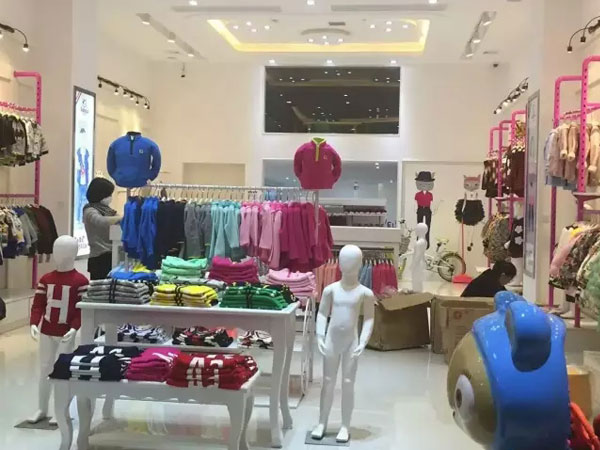 苏贝伦童装店铺展示