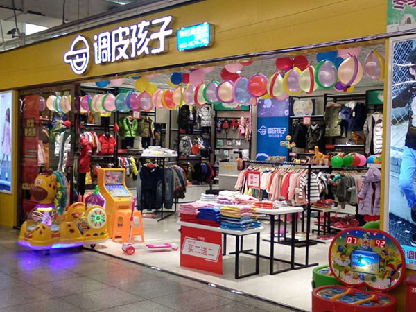 调皮孩子童装店铺展示