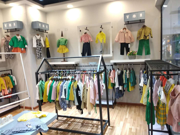 彩色笔童装店铺展示