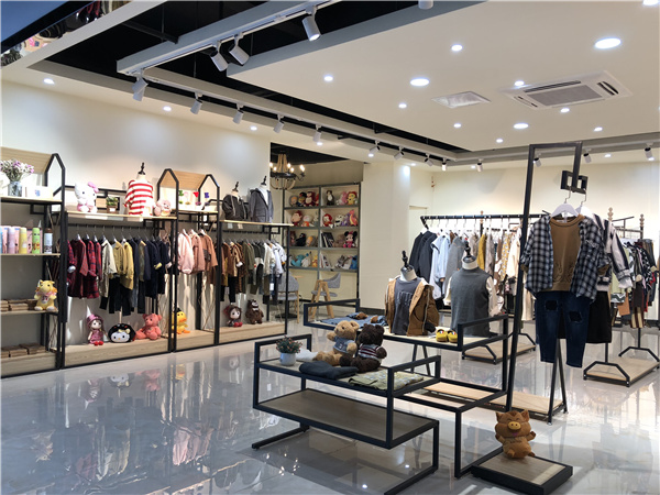 宠来宠趣童装店铺展示