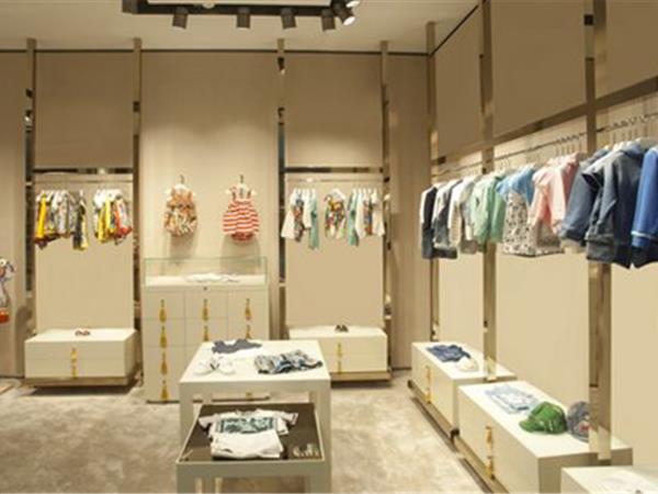 杜嘉班纳童装店铺展示